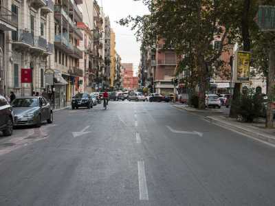 Il nostro viaggio parte da piazza Luigi di Savoia: di fronte a noi sullo sfondo il teatro Petruzzelli, emblema dell�elegante �Quartiere Umbertino�. Qui per� � un�altra storia